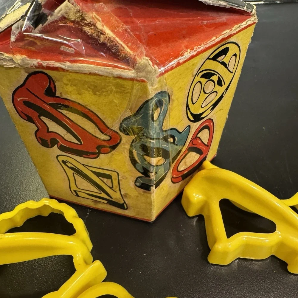 Vintage 1940s-1950s Hutzler Plastic Cookie Cutters 8 Piece with Box‎ Yellow
